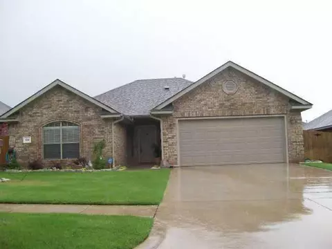 616 E Forest Ln, Mustang, OK 73064 photo 1