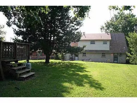 110 Oakside Dr, Moore, OK 73160 photo 4