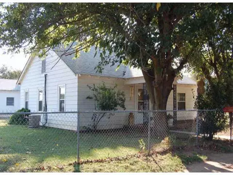 104 NW 5th St, Tuttle, OK 73089 photo 1