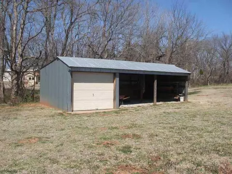 444 E Riddle Rd, Chickasha, OK 73018 photo 2