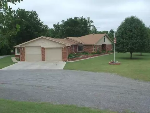 444 E Riddle Rd, Chickasha, OK 73018 photo 1