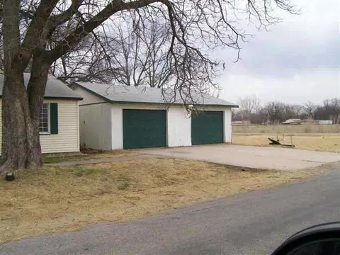 105 Walnut Ave, Comanche, OK 73529 photo 5