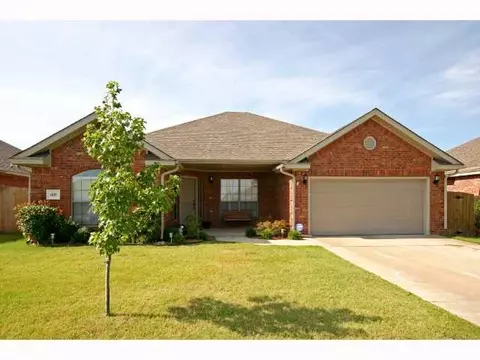 608 E Forest Ln, Mustang, OK 73064 photo 1