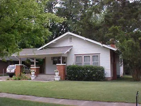 302 E 3rd St, Edmond, OK 73034 photo 2