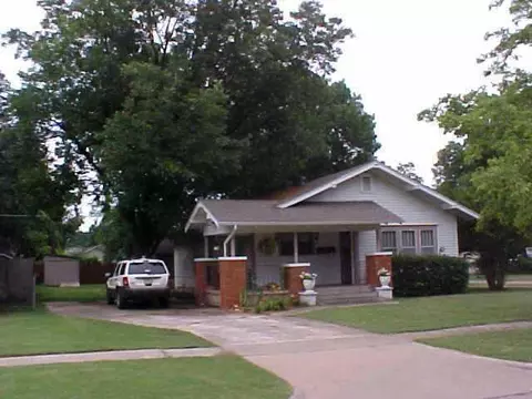 302 E 3rd St, Edmond, OK 73034 photo 1