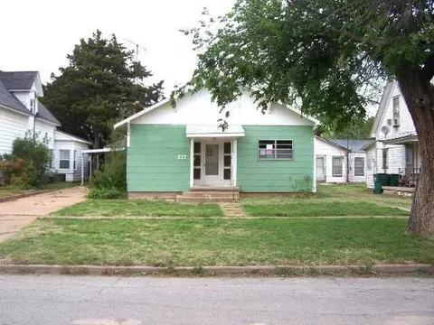 217 E Oklahoma St, Walters, OK 73572 photo 1