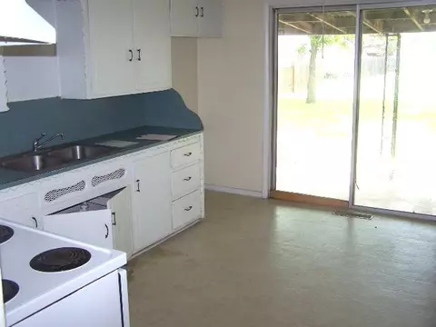 406 E Oklahoma St, Walters, OK 73572 photo 3