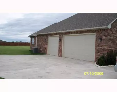 1716 Excaliber Dr, Tuttle, OK 73089 photo 4
