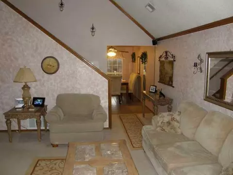 2110 S Lakecrest Dr, Moore, OK 73170 photo 3