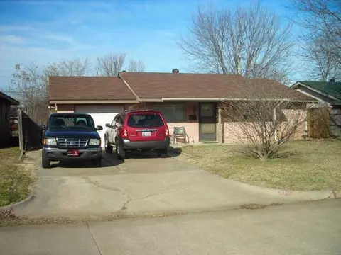 213 E Cherry Ave, Yukon, OK 73099 photo 1