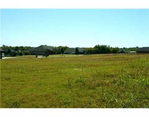 802 Arrowhead Dr, Tuttle, OK photo 2