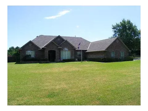 901 Pecan St, Tuttle, OK 73089 photo 2