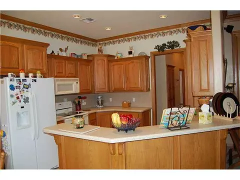 1902 Excaliber Dr, Tuttle, OK 73089 photo 4