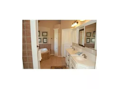 Undisclosed, Moore, OK 73160 photo 11