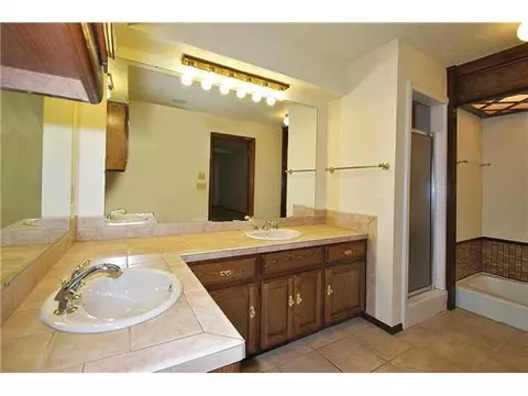 2205 E 37th St, Edmond, OK 73013 photo 9