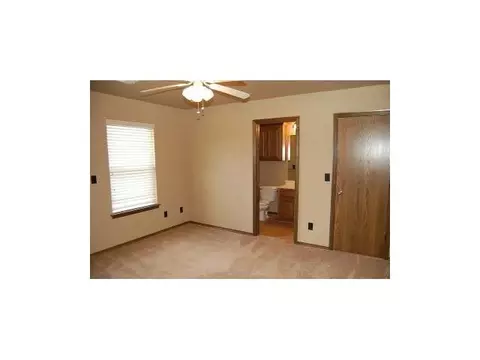 Undisclosed, Moore, OK 73160 photo 12