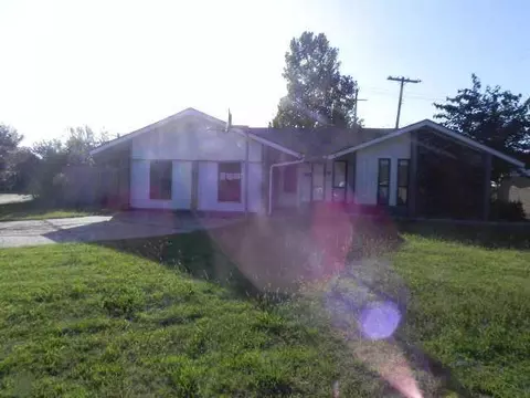 900 Ridgeway Dr, Moore, OK 73160 photo 1