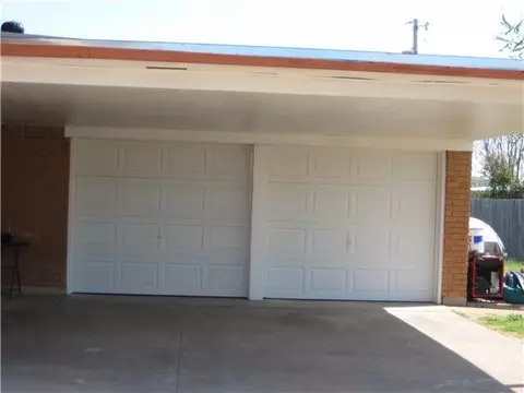 828 Camelot, Moore, OK 73160 photo 2