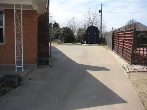 828 Camelot, Moore, OK 73160 photo 3