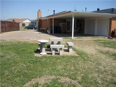828 Camelot, Moore, OK 73160 photo 4