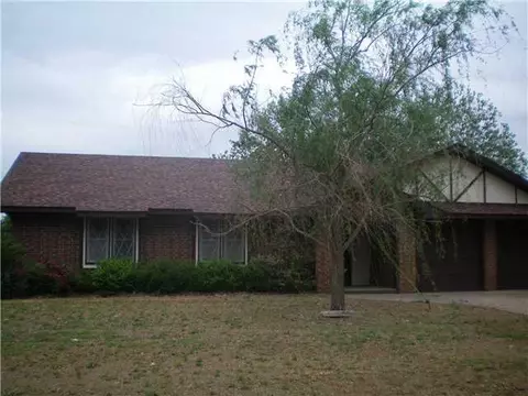 301 Christopher Dr, Chickasha, OK 73018 photo 1