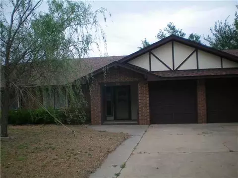 301 Christopher Dr, Chickasha, OK 73018 photo 2
