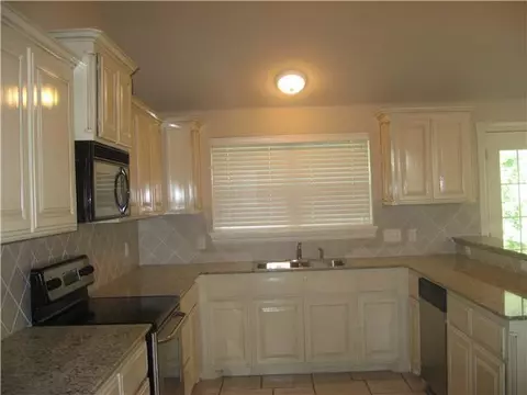 1301 NW 19th St, Moore, OK 73170 photo 8