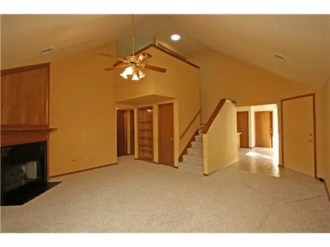2124 Lakecrest Dr, Moore, OK 73170 photo 2