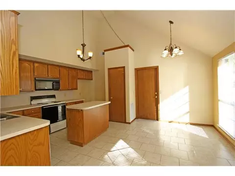 2124 Lakecrest Dr, Moore, OK 73170 photo 3