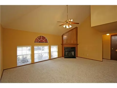 2124 Lakecrest Dr, Moore, OK 73170 photo 4