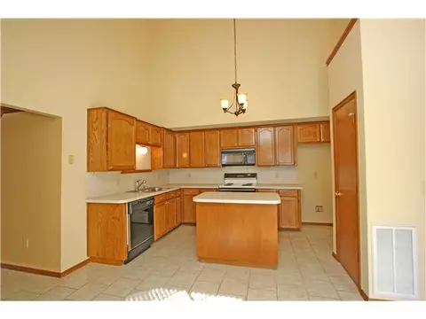 2124 Lakecrest Dr, Moore, OK 73170 photo 5