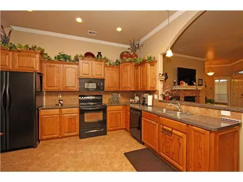 807 Elder Ln, Mustang, OK 73064 photo 10