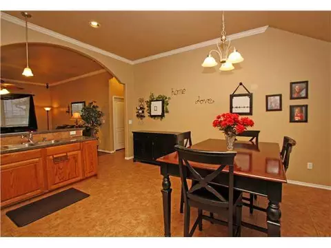 807 Elder Ln, Mustang, OK 73064 photo 9