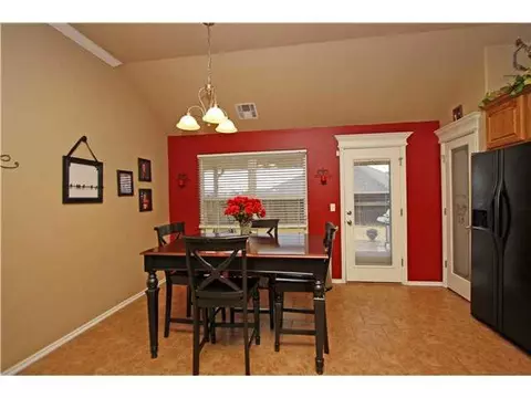807 Elder Ln, Mustang, OK 73064 photo 8