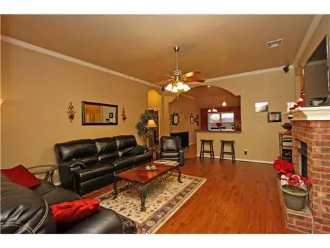 807 Elder Ln, Mustang, OK 73064 photo 2