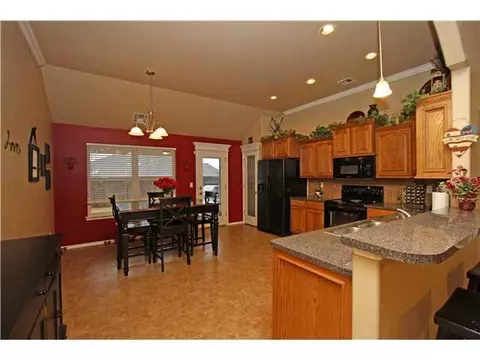 807 Elder Ln, Mustang, OK 73064 photo 3