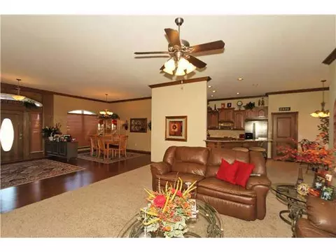 204 W Waterfront Dr, Tuttle, OK 73089 photo 6