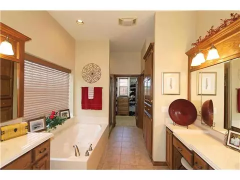 204 W Waterfront Dr, Tuttle, OK 73089 photo 10