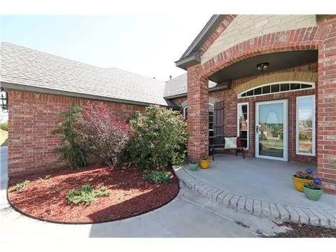 204 W Waterfront Dr, Tuttle, OK 73089 photo 1