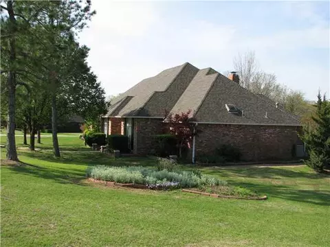 2800 Summit Dr, Edmond, OK 73034 photo 2