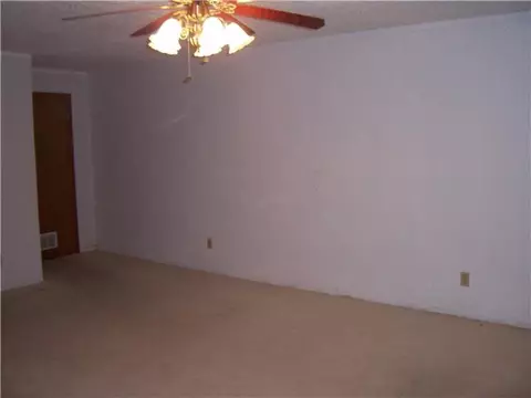 208 S Mustang Rd, Tuttle, OK 73089 photo 4