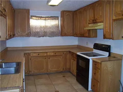 208 S Mustang Rd, Tuttle, OK 73089 photo 2