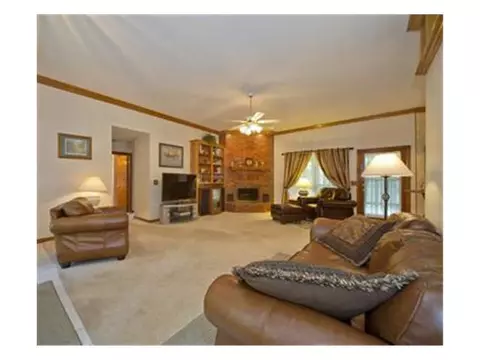 827 Bob White Dr, Tuttle, OK 73089 photo 4