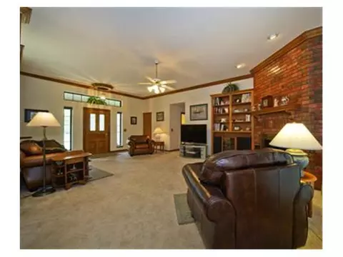 827 Bob White Dr, Tuttle, OK 73089 photo 2