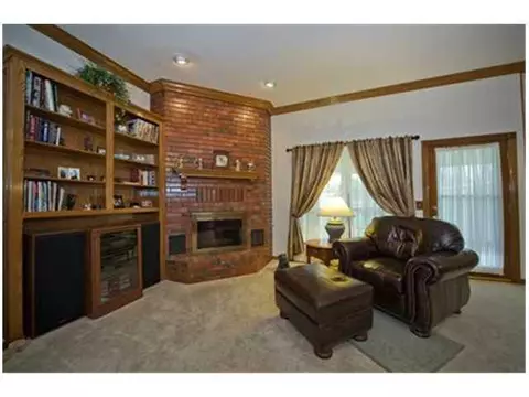 827 Bob White Dr, Tuttle, OK 73089 photo 5
