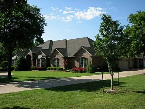 2305 Summit Dr, Edmond, OK 73034 photo 1
