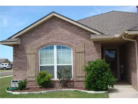 4415 Applegate Dr, Moore, OK 73160 photo 2