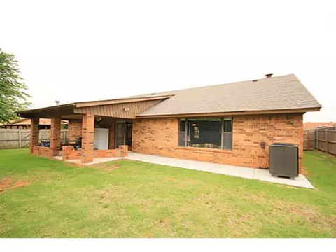 1316 Smoking Tree St, Moore, OK 73160 photo 3