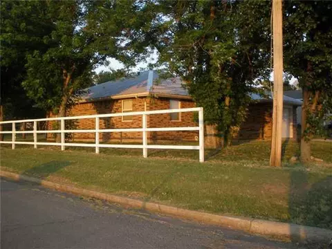 2221 8th St, Prague, OK 74864 photo 2