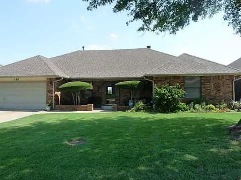 124 E Olympic Dr, Yukon, OK 73099 photo 1